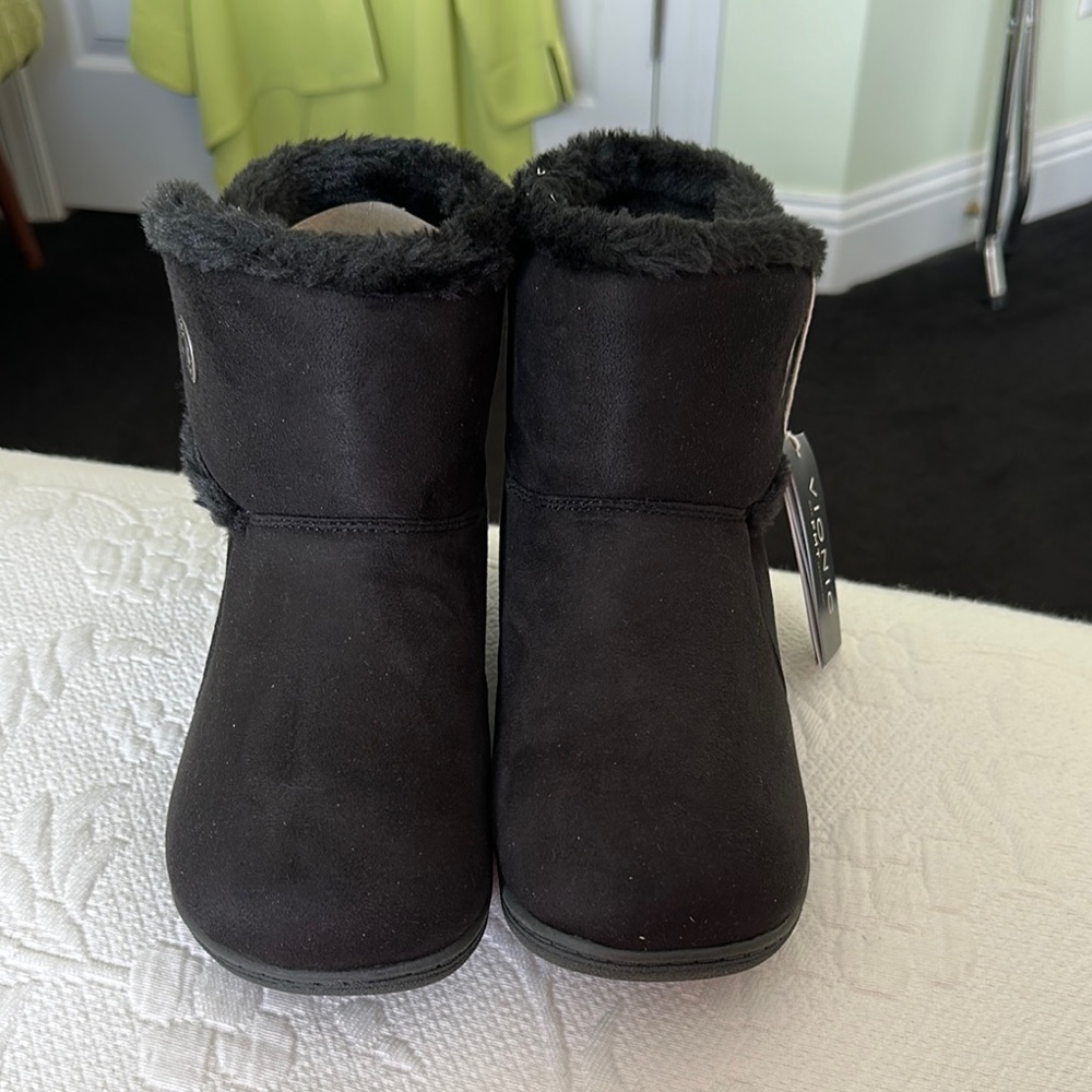 NWT!   Vionic Slipper Booties.   Black Suede, fur inside, Size 5